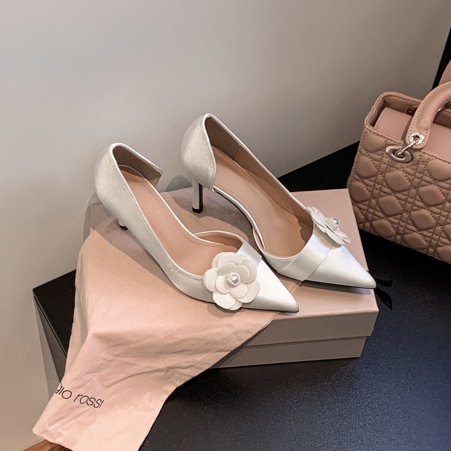 サテンポインテッドスティレットパンプス レディース 花柄パー - Formal Women Daily Wear Footwear のレビューと価格